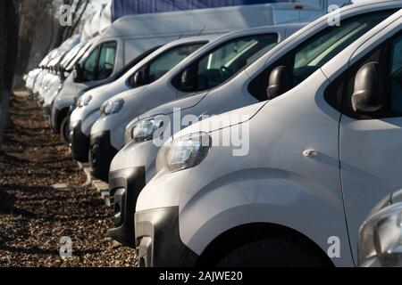 Un sacco di furgoni di consegna in una fila Foto Stock