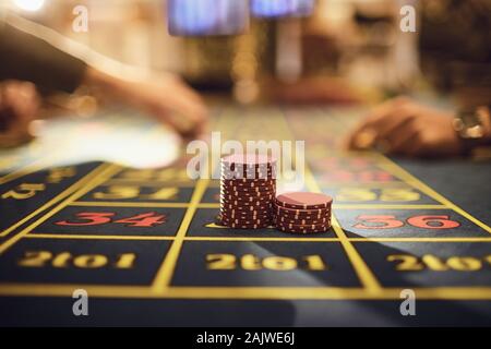 Roulette chip su un tavolo da gioco in un casinò. Foto Stock