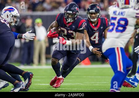 4 gennaio 2020: Houston Texans running back Carlos Hyde (23) porta la palla durante il terzo trimestre di un NFL Football playoff gioco tra le fatture della Buffalo e Houston Texans al NRG Stadium di Houston, TX. I Texans hanno vinto 22 a 19 in lavoro straordinario.Trask Smith/CSM Foto Stock