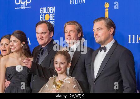 Los Angeles, California, USA. 05 gen, 2020. Margaret Qualley (l-r), Quentin Tarantino, Brad Pitt, Julia Burri e Leonardo DiCaprio posa in sala stampa del 77th Annuale di Golden Globe Awards, Golden Globes, presso l'Hotel Beverly Hilton di Beverly Hills, Los Angeles, Stati Uniti d'America, il 05 gennaio 2020. | Utilizzo di credito in tutto il mondo: dpa picture alliance/Alamy Live News Foto Stock