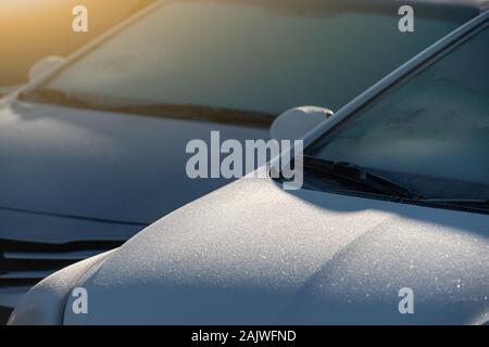 Parcheggiare le auto con il telaio sul parabrezza Foto Stock