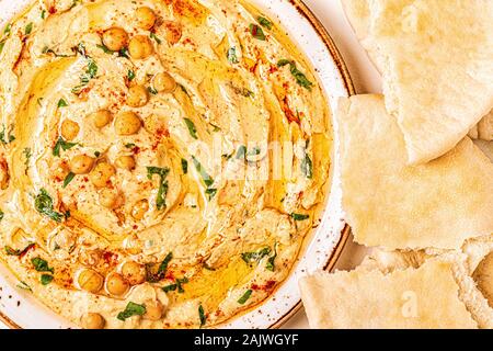 In casa hummus, ceci, dip con spezie. Vista dall'alto. Foto Stock