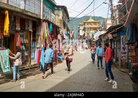 La vendita di oggetti fatti a mano e tessuti a mano è un'enorme fonte di reddito per la gente di McLeodganj vicino Dharamshala in Himachal Pradesh, India Foto Stock