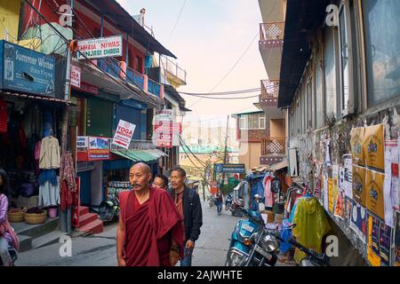 I monaci buddisti tibetani attraversano la strada in un giorno asunny a McLeodganj, India Foto Stock
