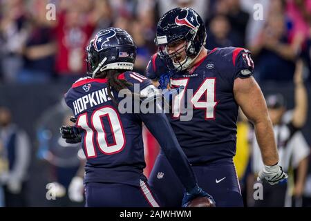 4 gennaio 2020: Houston Texans wide receiver DeAndre Hopkins (10) festeggia con guardia offensiva Max Scharping (74) dopo aver segnato un due-conversione punti durante il quarto trimestre di un NFL Football playoff gioco tra le fatture della Buffalo e Houston Texans al NRG Stadium di Houston, TX. I Texans hanno vinto 22 a 19 in lavoro straordinario.Trask Smith/CSM Foto Stock