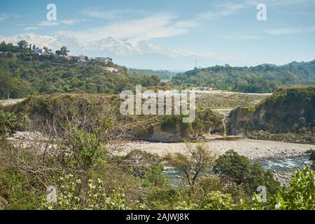 Ai piedi dell'Himalaya, nello stato dell'India settentrionale di Himachal Pardesh, le montagne di Dhauadhar sono visibili sullo sfondo. Foto Stock