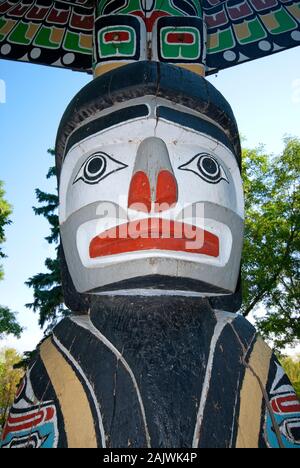 Il totem pole (da Northwest Coast artista nativo Lloyd Wadhams) nel centro Wascana, Regina, Saskatchewan, Canada Foto Stock