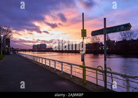 Glasgow, Regno Unito. Il 6 gennaio, 2020. Nonostante un cupo meteo la prima mattina in cui la maggior parte scozzese della forza lavoro aziendale il ritorno al lavoro dopo la pausa natalizia ha consegnato un luminoso e colorato sunrise. Credito: Pawel Pietraszewski/Alamy Live News Foto Stock