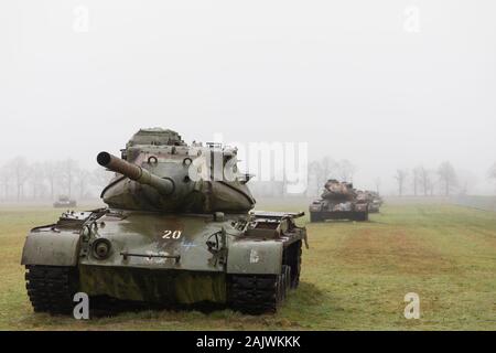 Abbandonate abbandonate americano serbatoi in un campo con nebbia in Germania Foto Stock