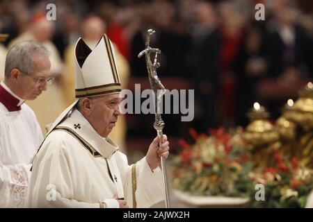 Vaticano, Città del Vaticano, 6 gennaio, 2020. Papa Francesco arriva a celebrare l'Epifania la messa nella Basilica di San Pietro. Credito: Riccardo De Luca - immagini di aggiornamento/Alamy Live News Foto Stock