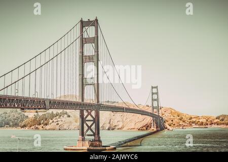 Vintage effetto retrò filtrata hipster style immagine del Golden Gate Bridge di San Francisco, California, Stati Uniti d'America Foto Stock