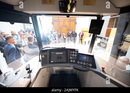 Dresden, Germania. 06 gen, 2020. Visualizzare durante la presentazione in Dresden museo dei trasporti attraverso la cabina di guida di un nuovo veicolo leggero su rotaie modello di Dresda Transport Authority (DVB). Un totale di trenta nuovi veicoli ferroviari leggeri sono da consegnare da parte di Bombardier è la caduta del 2023. Credito: Sebastian Kahnert/dpa-Zentralbild/ZB/dpa/Alamy Live News Foto Stock