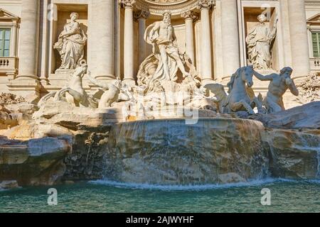 La famosa Fontana di Trevi a Roma Foto Stock