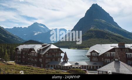 La storica Many Glacier Hotel al Lago Swiftcurrent (Parco Nazionale di Glacier, MT) Foto Stock