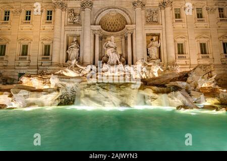 La famosa Fontana di Trevi a Roma di notte Foto Stock