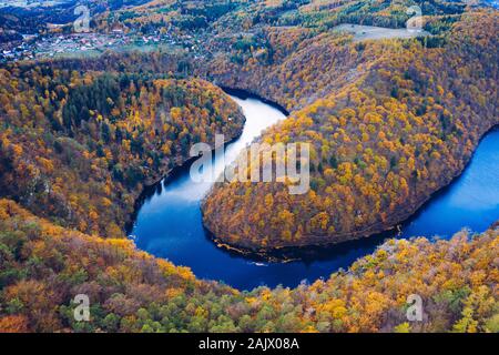Bella Vyhlidka Maj, vedetta Maj, vicino Teletin, Repubblica Ceca. Meandro del fiume Vltava circondato da colori d'autunno bosco visto dall'alto. Foto Stock