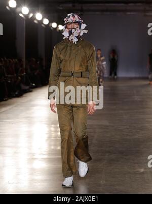 Londra, Regno Unito. 05 gen, 2020. Mens danese fashion designer Astrid Andersen sfilata durante la London Fashion Week Mens Autunno Inverno 2020 Foto Stock
