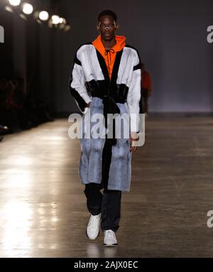 Londra, Regno Unito. 05 gen, 2020. Mens danese fashion designer Astrid Andersen sfilata durante la London Fashion Week Mens Autunno Inverno 2020 Foto Stock