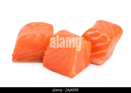 Materie di salmone cubo pezzo isolato su sfondo bianco close up Foto Stock