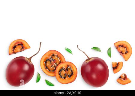 Tamarillo freschi frutti con foglie isolato su sfondo bianco con copia spazio per il tuo testo. Vista dall'alto. Lay piatto Foto Stock