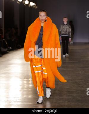 Londra, Regno Unito. 05 gen, 2020. Mens danese fashion designer Astrid Andersen sfilata durante la London Fashion Week Mens Autunno Inverno 2020 Foto Stock