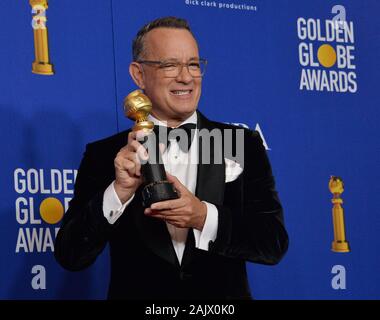 Beverly Hills, Stati Uniti. 05 Jan 2020. om Hanks appare dietro le quinte dopo aver accettato il Golden Globe Cecil B. DeMille Award durante la 77th Annuale di Golden Globe Awards, onorando il meglio di film e televisione americana del 2020 presso il Beverly Hilton Hotel di Beverly Hills, la California di Domenica, 5 gennaio 2020. Foto di Jim Ruymen/UPI Credito: UPI/Alamy Live News Foto Stock