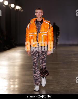 Londra, Regno Unito. 05 gen, 2020. Mens danese fashion designer Astrid Andersen sfilata durante la London Fashion Week Mens Autunno Inverno 2020 Foto Stock