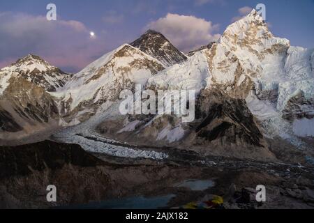 Twilight oltre il famoso Mt Everest e sul Nuptse dal Kala Patthar a 5500m viewpoint in Himalaya in Nepal Foto Stock