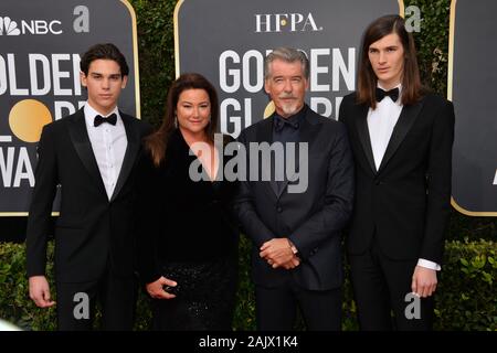 Los Angeles, Stati Uniti d'America. 06 gen, 2020. LOS ANGELES, Stati Uniti d'America. 05 gennaio 2020: Parigi Pierce Brosnan e Keely Shaye Smith, Pierce Brosnan & Dylan Brosnan arrivando al 2020 Golden Globe Awards presso il Beverly Hilton Hotel. Credito Foto: Paul Smith/Alamy Live News Foto Stock