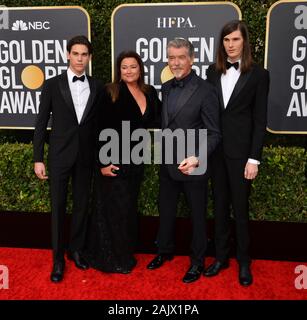 Los Angeles, Stati Uniti d'America. 06 gen, 2020. LOS ANGELES, Stati Uniti d'America. 05 gennaio 2020: Parigi Pierce Brosnan e Keely Shaye Smith, Pierce Brosnan & Dylan Brosnan arrivando al 2020 Golden Globe Awards presso il Beverly Hilton Hotel. Credito Foto: Paul Smith/Alamy Live News Foto Stock