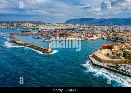 Panoramica vista aerea dal di sopra della città di Chania, Creta, Grecia. I punti di riferimento della Grecia, bella città veneziana Chania a Creta. Cha Foto Stock