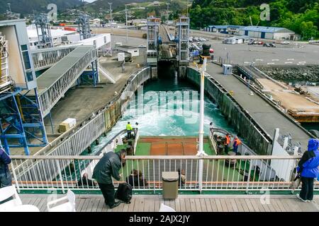 Traghetto in avvicinamento al terminal dei traghetti Interislander, Picton, South Island, in Nuova Zelanda, Foto Stock