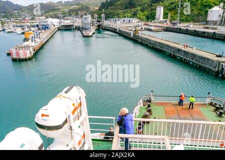 Traghetto in avvicinamento al terminal dei traghetti Interislander, Picton, South Island, in Nuova Zelanda, Foto Stock