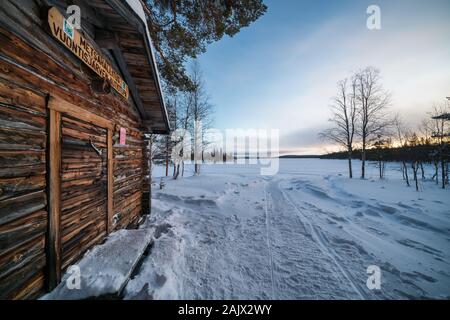 A Vuontisjärvi aprire deserto capanna in Muonio, Lapponia, Finlandia Foto Stock