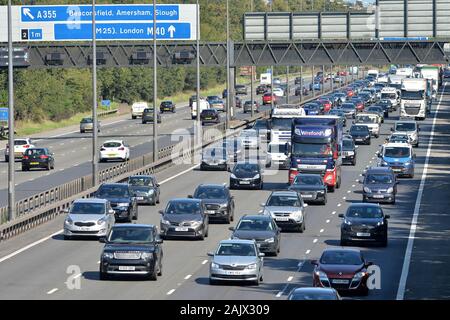 23/08/2019. High Wycombe, Buckinghamshire, UK. Il traffico pesante si accumula sull'autostrada M40 nei pressi di High Wycombe. Foto Stock