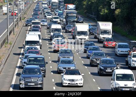 23/08/2019. High Wycombe, Buckinghamshire, UK. Il traffico pesante si accumula sull'autostrada M40 nei pressi di High Wycombe. Foto Stock