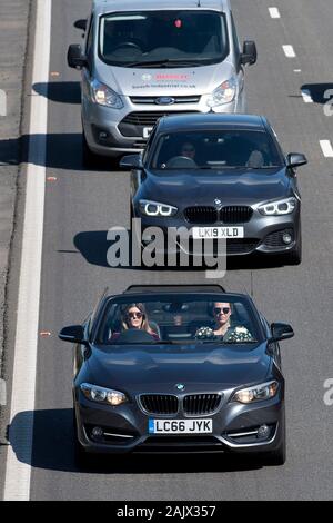 23/08/2019. High Wycombe, Buckinghamshire, UK. Il traffico pesante si accumula sull'autostrada M40 nei pressi di High Wycombe. Foto Stock