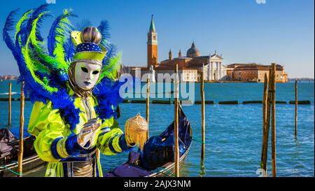 Carnevale a Venezia. Bella maschera veneziana con St George Island, laguna e gondole Foto Stock