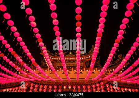 Lanterne rosse appese in righe durante il nuovo anno lunare cinese nella notte di Thean Hou tempio, Kuala Lumpur, Malesia Foto Stock