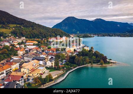Il Tegernsee, Germania. Il lago di Tegernsee in Rottach-Egern (Baviera), Germania vicino al confine austriaco. Vista aerea del lago Tegernsee "' nelle Alpi di Ba Foto Stock