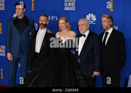 LOS ANGELES, Stati Uniti d'America. 05 gennaio 2020: Nicholas Braun, Jeremy Strong, Sarah Snook, Brian Cox & Alan Ruck in sala stampa al 2020 Golden Globe Awards presso il Beverly Hilton Hotel. Immagine: Paul Smith/Featureflash Foto Stock