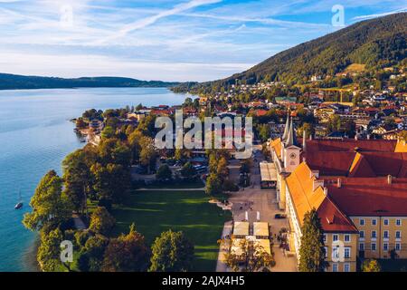 Il Tegernsee, Germania. Il lago di Tegernsee in Rottach-Egern (Baviera), Germania vicino al confine austriaco. Vista aerea del lago Tegernsee "' nelle Alpi di Ba Foto Stock