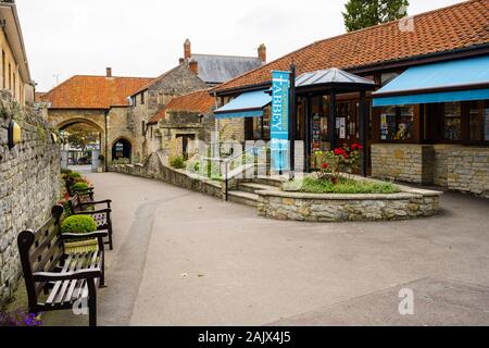 Abbey shop e ingresso. Glastonbury, Somerset, Inghilterra, Regno Unito, Gran Bretagna Foto Stock