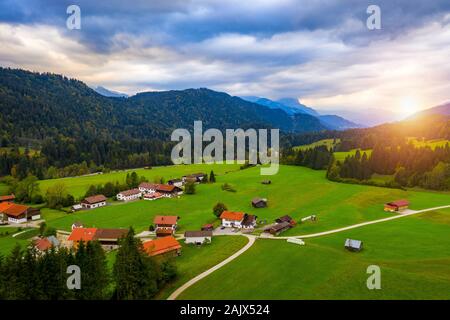 Vista dal flying drone. Sorprendente vista serale di Wagenbruchsee (Geroldsee) lago con Westliche Karwendelspitze mountain range su sfondo, Bavari Foto Stock