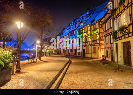 Colmar, Alsazia, Francia, tradizionale e storico tipiche case a graticcio nella città vecchia medievale illuminate per le celebrazioni del Natale Foto Stock