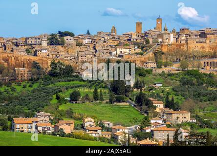 Orvieto, antiche mura cittadina collinare in Umbria, Italia Foto Stock