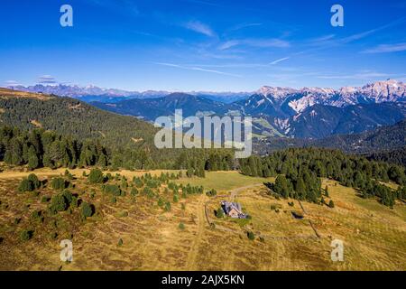 Splendida vista del Sass de Putia mountain dal Passo delle Erbe nelle Dolomiti, Italia. Vista del Sass de Putia (Sass de Putia) al Passo delle Erbe, con woode Foto Stock