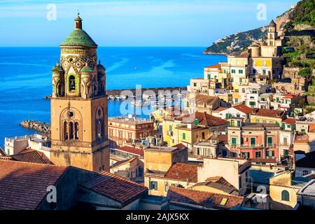 Amalfi storica città vecchia sul mediterraneo Costiera Amalfitana, la penisola Sorrentina, Napoli, Italia Foto Stock