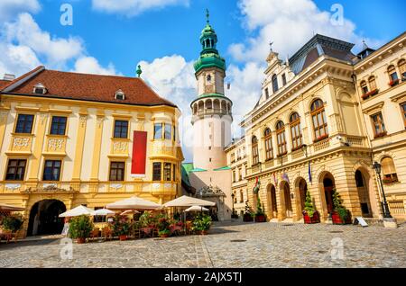 Sopron Città Vecchia, Ungheria, il centro storico della città, vista del Firewatch tower e la Town Hall Foto Stock