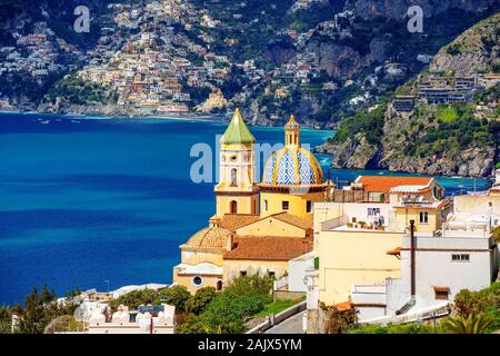 Praiano sulla Costiera Amalfitana, mare Mediterraneo, l'Italia, vista delle cupole di San Gennaro chiesa e città di Positano Foto Stock